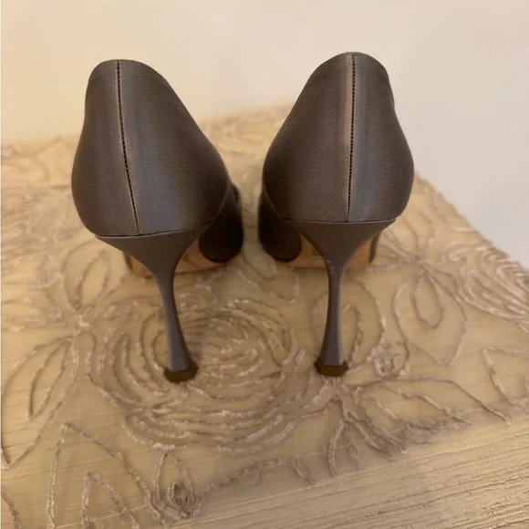 Manolo Blahnik Crystalbi pumps
Absolutely stunning!!! No box.. Dust bag only - Picture 16 of 17